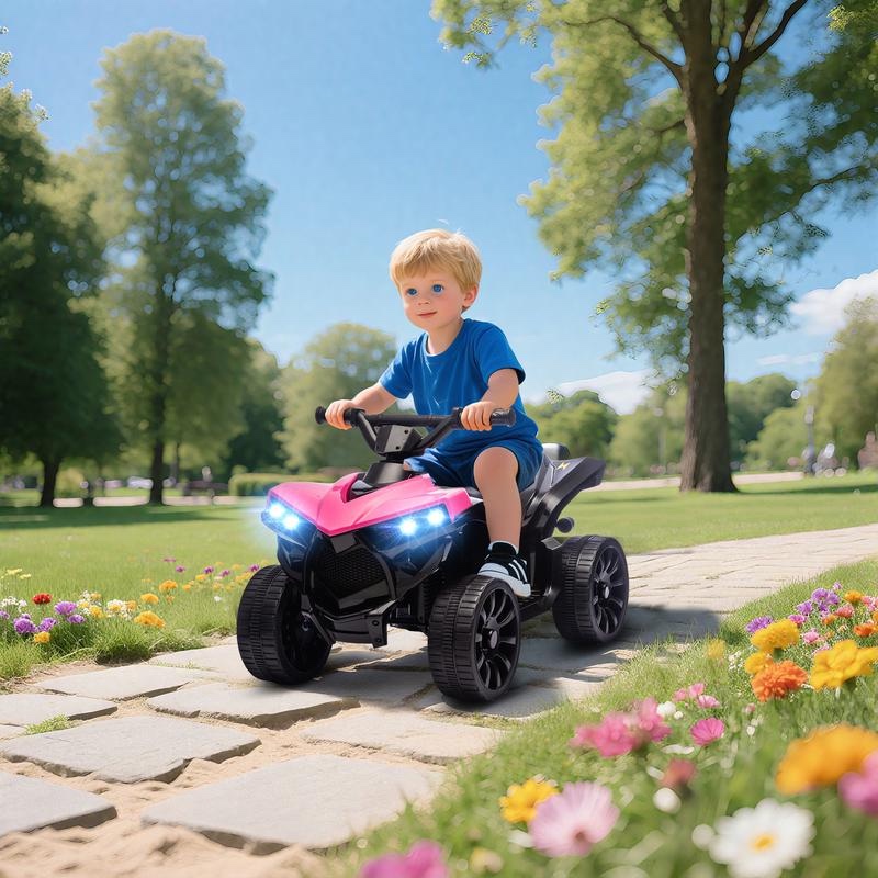 Niño conduciendo el quad por un camino del parque